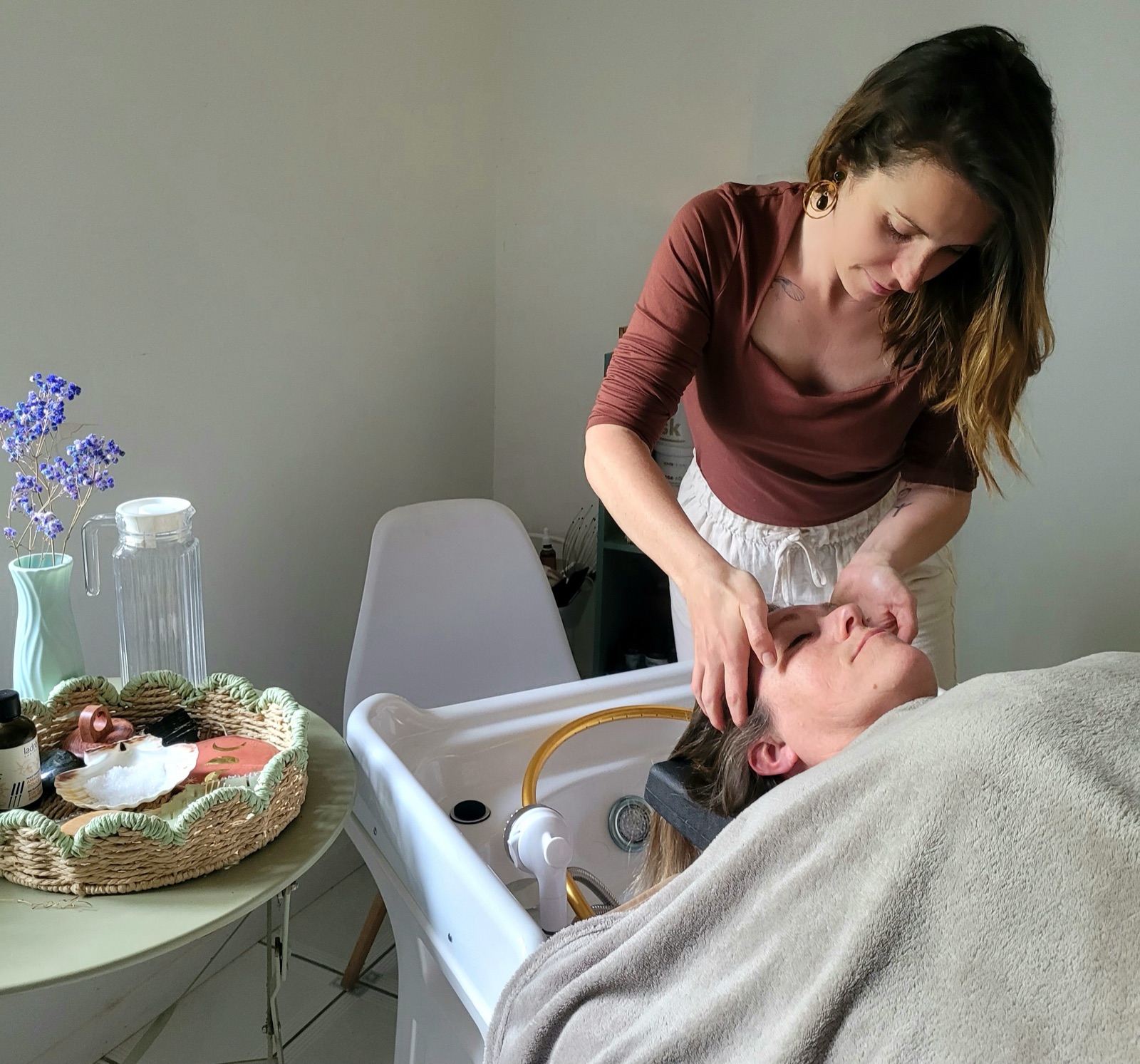 Audrey, fondatrice d'Entre mes mains, en plein soin headspa